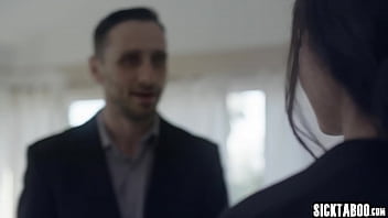 ストリートゴミの完璧な若い女性アヴィ・ラブは見知らぬ人に支配され、彼女は彼のダンジョンが好きだった