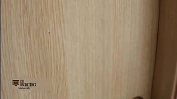 私はとてもムラムラしているので、ブレンダーの技術者を誘惑してセックスしてもらいました。彼は私の顔に射精しました！全文
