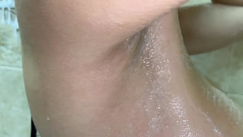 大きなおっぱいを持つ隣人の妻として覗くことは、バスルームで洗う