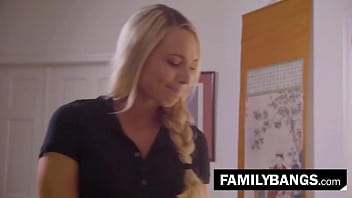FamilyBangs.com ⭐ 義妹が初めてのレズビアンマッサージを受ける、エイドラ・フォックス、ナオミ・スワン