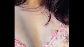 欲求不満の妻がディルドをしゃぶっているビデオを友人に送信