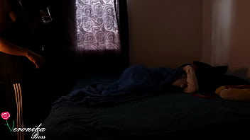 熱があるととても興奮するので、ルームメイトにセックスするように言います - ベロニカ・ボス