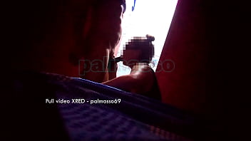 セックスのためのお金 - 顧客は売春婦を訪問し、暗闇の中で彼女と性交します。彼女はこう言います。「私はあなたをしゃぶるだけで、ベッドの端で性交します。それ以上は何もありません。」
