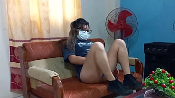 膣がパンパンになった不満を持った老女が従業員を家に連れて行き、エロティックなマッサージを施し、職場での社交的な態度を改善する
