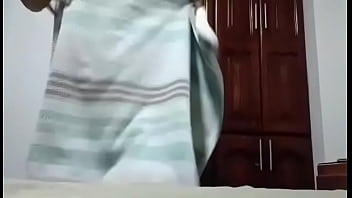 教会の牧師が料理を作る自家製動画が流出。大きな自然なおっぱい。