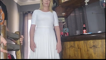 義理の妹が足を広げてチンポで弄られるようにする