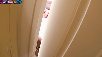 夫が帰宅する前に義理の息子とセックスする自慰行為を捕らえられた継母