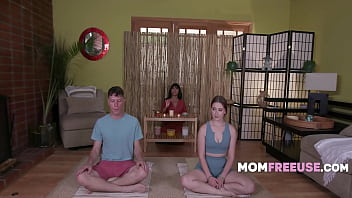 ママフリーズ | Witchy Free Use Yoga and Ritual - エンバー・スノー、レイニー・グレイ