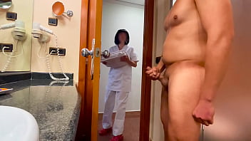 令我惊讶的是酒店的清洁女工来打扫厕所并帮我完成射精