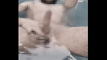 그의 성기를 마사지하는 활동적인 벌거벗은 남자