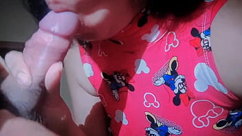 私の巨乳で大きなお尻の継母がまた私のチンポをしゃぶる、彼が私を彼女の口の中で射精させるまでフェラをする方法が大好きです、継母と継息子との本物のアマチュア自家製オーラルセックス