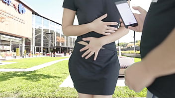 モールのテラスで人前でラッシュのリモコンバイブを使って激しくイク