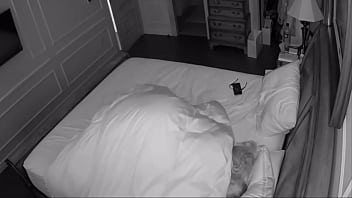 ポルノ。セックス。ポルノ。夜、寝室で夫は妻の大きな自然のおっぱいに触れて非常に興奮します。妻はペニスをしゃぶり、後背位になり、夫は熟女とセックスし、マンコにザーメンを発射します。フェラ。フェラ。チンポをしゃぶられた。ペニスをしゃぶる