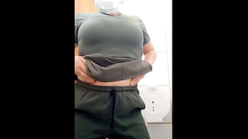 この病院では看護師全員が手作りポルノを作ります！看護師は医療従事者全員を堕落させ、今では仕事中にヌードをして外出し、XNXXで公開しています - 本物の自家製ポルノ