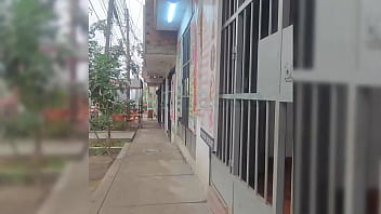 친구의 아내가 집에 혼자 있는 것을 발견하고 이웃들이 듣지 못하도록 조용히 섹스를 했습니다. 여자를 혼자 남겨두면 일어나는 일