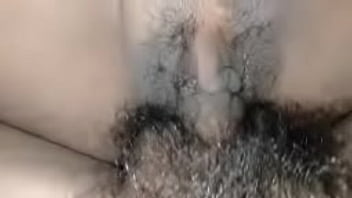 地元の女の子のマンコを広げて、精液が彼女のマンコを満たすまで彼女のクリトリスを犯して、彼女のマンコが濡れてしまうまで、彼が彼女のマンコの穴にチンポを詰め込むのはとてもスリルがあります。