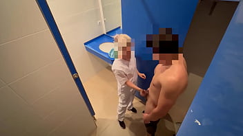 让健身房清洁女工感到惊讶的是，当她进来打扫厕所时，她发现我正在自慰，并帮助我通过口交完成射精