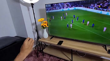 私の親友はサッカーの試合で賭けに負け、支払うお金がなかったため、不貞の妻を貸して、彼女の大きなお尻ときついマンコに私のチンポを突っ込んで彼女のお尻を性交させました。
