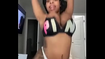 黒人女がカメラをフラッシュ（インスタモデル）