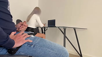 上司から電話があり、待っている間オフィスで彼女の前でセンズリをしました。彼女は私にフェラをして射精を終えるのを手伝ってくれました。