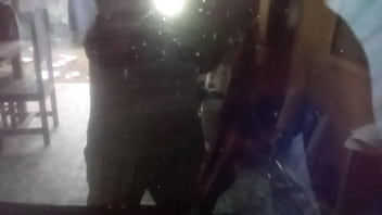 彼女の寝取られを見せるために男性に撮影を命令する売春婦