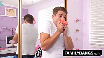 FamilyBangs.com ⭐ Бро, нюхающего трусики, пойман при попытке спрятаться от сводной сестры, Киры Крофт и Натана Бронсона
