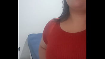 服を脱ぐぽっちゃり女の子