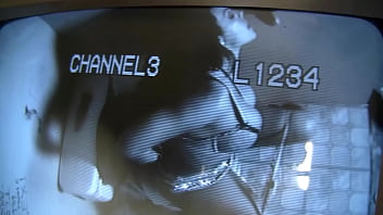 巨乳のブルネット熟女アンジェリカ・レイヴンがグローリーホールを通して巨根をしゃぶる
