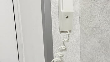 お腹を空かせた熟女が夫の出張中にピザ配達員を誘惑