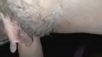 美しい女の子のマンコを舐めてから、濡れたクリトリスに射精するまでチンポを使って彼女のクリトリスをファックします。彼女のマンコは見るととても気持ちいいです。それで遊んでいると彼女のチンポは硬くなり、彼女はそれを吸うのを止めません。
