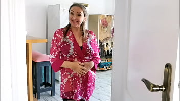 Грудастая милфа MariaOld соблазняет женатого соседа в черных чулках