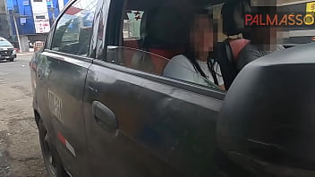 タクシー代を払ってください、見知らぬ人がタクシー運転手に乗車料金を支払うお金を持っていないので、車の中でセックスする代わりに彼女を助けてほしいと私に頼みました