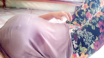 セクシーな巨乳のぽっちゃりモデルが床にいて、驚異的な天然おっぱいを官能的に触ります。彼女は20日間セックスをしていないのでとても興奮しています。誰か家に帰って私とセックスしたい人はいるだろうか。自宅で本物のポルノ