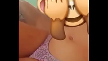 彼女はおはようと言います