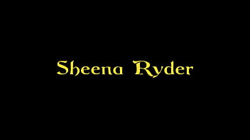 いたずらなオナニーシーナ・ライダーが壁の穴を通してチンポをしゃぶる
