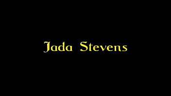 ジェイダ・スティーブンスが壁の穴から大きな黒人チンポをしゃぶる