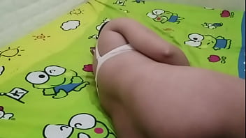 夫が長く生き、豊満な未亡人を後押しします