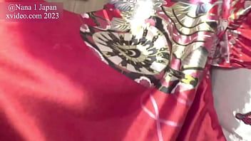 穿着日本和服的可爱娜娜在厕所里被口交和振动器