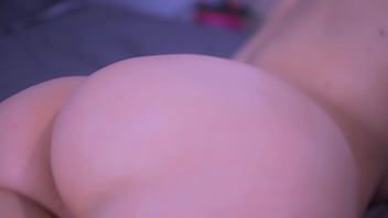 貪欲な男性が自分の女の子にクンニを与えると、彼女は本当のオーガズムに達します。