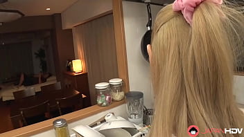 日本の主婦がキッチンで無修正でペニスをしゃぶる。