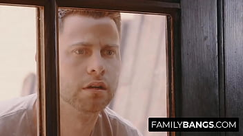 FamilyBangs.com ⭐ 離婚したクーガーが自分のベッドで息子の上司に犯される、レーガン・フォックス、デイモン・ダイス