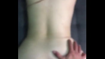 彼はとても早く来て、中で射精した後も私を後背位と性交し続けました