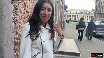 出会い系サイトのブルネットが最初のデートで彼女とセックスしてくれました