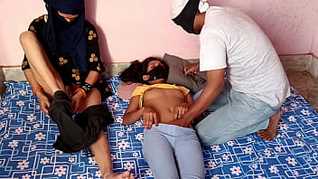 वर्जिन सौतेली बहन को मुस्लिम फ्रेंड के साथ चोदा थ्रीसम में ! हिंदी ऑडियो