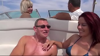 スワッピングカップルのボートデー。妻が見ている間に男が若くて魅力的なブロンド女性を犯す。MF200992 1