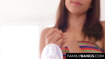 FamilyBangs.com ⭐ ママが外出中に若い新人ベビーシッターが上司に犯される、ジュディ・ジョリー、トミー・ガン