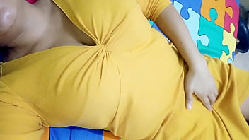 自分に触れることを思いついたのは、求められていると感じたかったからです!!巨乳熟女は興奮し始め、自然で本物の自家製ポルノシーンを始めます。ホットな成熟した成熟した家でポルノを作る