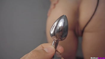 내 친구의 여자 친구의 두꺼운 엉덩이 강아지 스타일에 정액을 얹고 다리를 벌립니다.