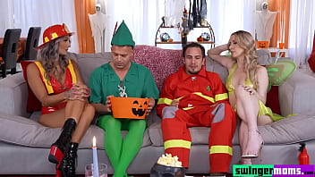 キャンセルされた特別な夜のハロウィーンは、欲情した4人組の欲求不満な継母のそれぞれの義理の息子とのセックス交換で終わります。