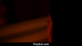 小さな若い女性はキャンディーマンの言うことは何でもしなければなりません - Tinygal